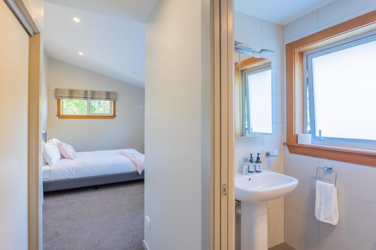 Anam Cara Gardens Luxury Villa Private Bedrooms And Ensuite Bathrooms Sleeps 9 Otaki Exterior photo