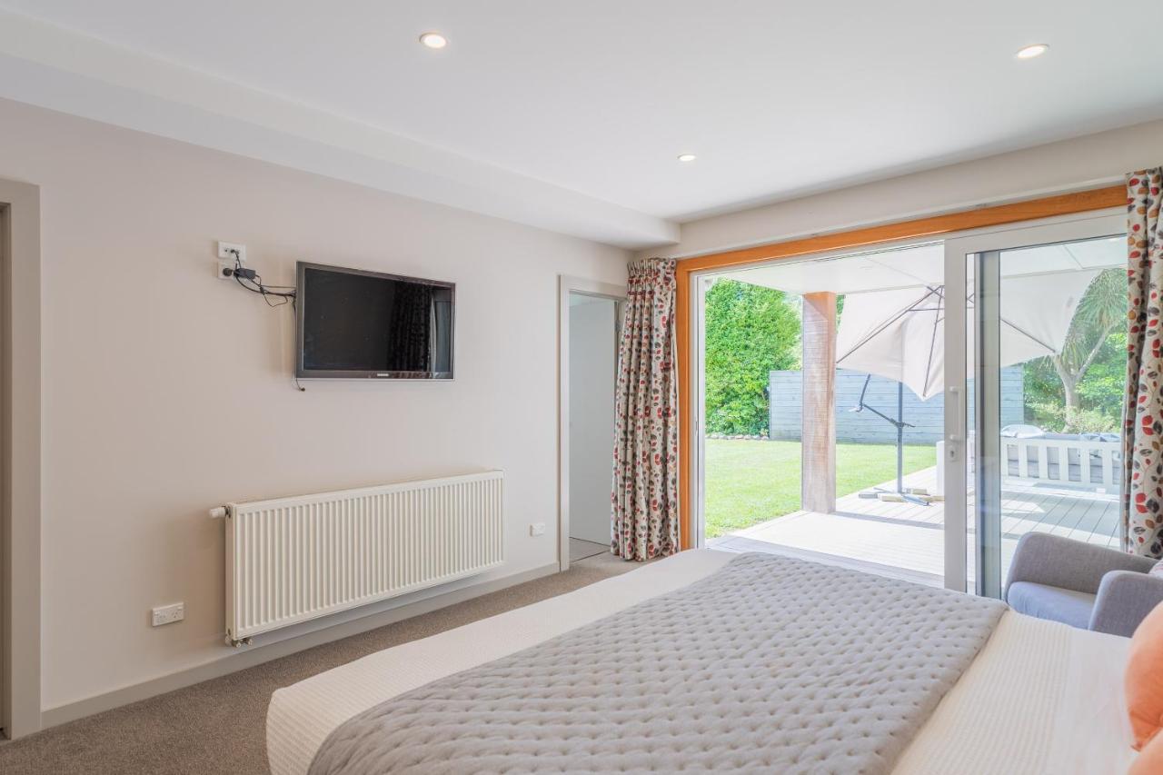 Anam Cara Gardens Luxury Villa Private Bedrooms And Ensuite Bathrooms Sleeps 9 Otaki Exterior photo