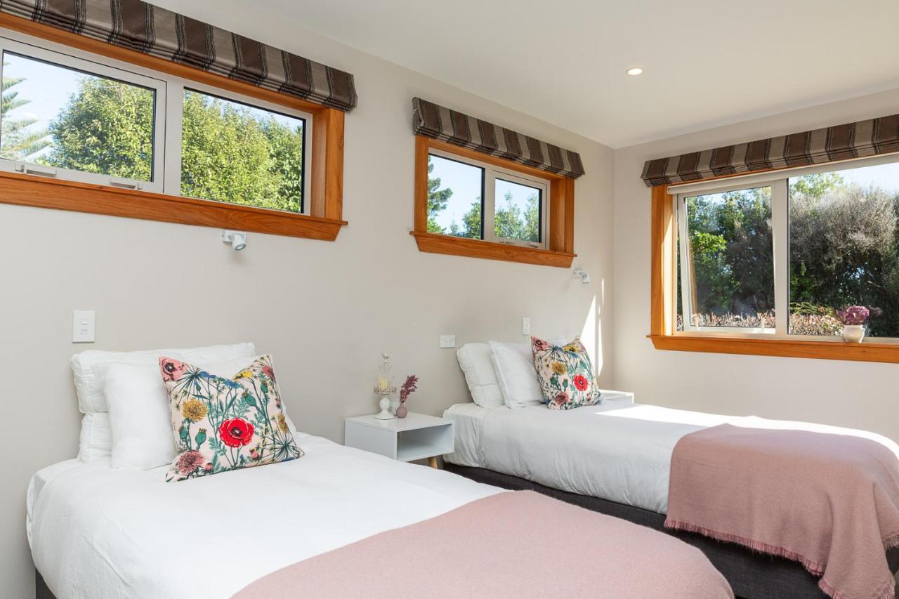 Anam Cara Gardens Luxury Villa Private Bedrooms And Ensuite Bathrooms Sleeps 9 Otaki Exterior photo